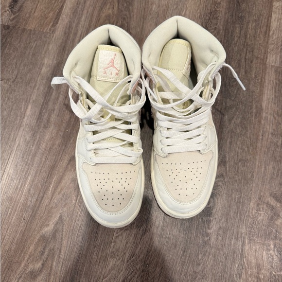 WMNS AIR JORDAN 1 MID SE - Size 7 - UK 4.5 - Picture 9 of 11